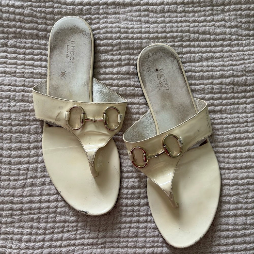 Gucci cream horsebit flip flop patent leather sandals size 9.5